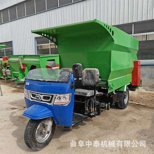 牛场碎草料用喂料机25马力三轮自走式撒料车单双边青贮投料车