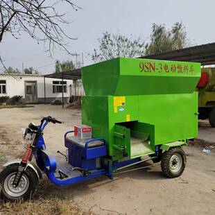 牛羊养殖电动撒料车车载式饲草投喂车小型电动三轮撒料车