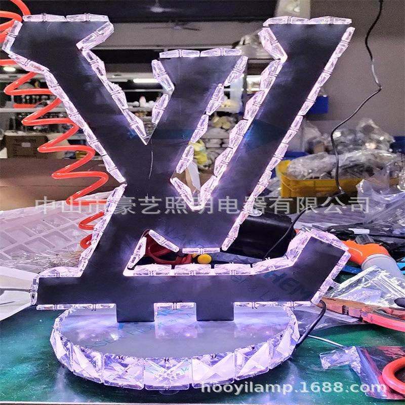 中山热销高颜值学生VL卧室台灯现代简约创意个性艺术照明水晶灯具