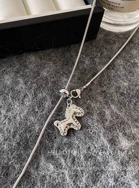 银色碎冰冰小马吊坠项链女高级感轻奢小众设计抽拉长款毛衣链配饰