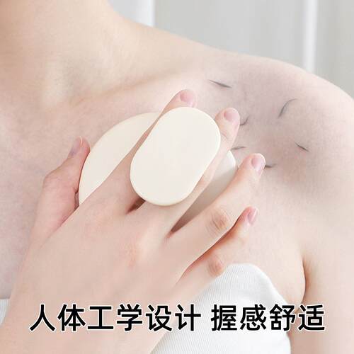 Holding a bath brush saves effort and doesn't harm the skin.
