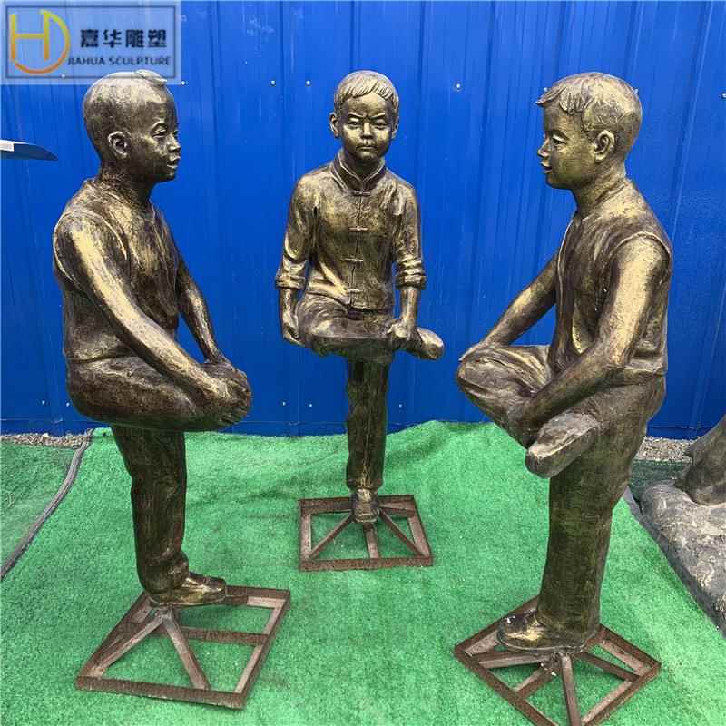 玻璃钢铸铜民俗文化童趣小孩撞拐玩耍校园商业街仿铜人物现货雕塑