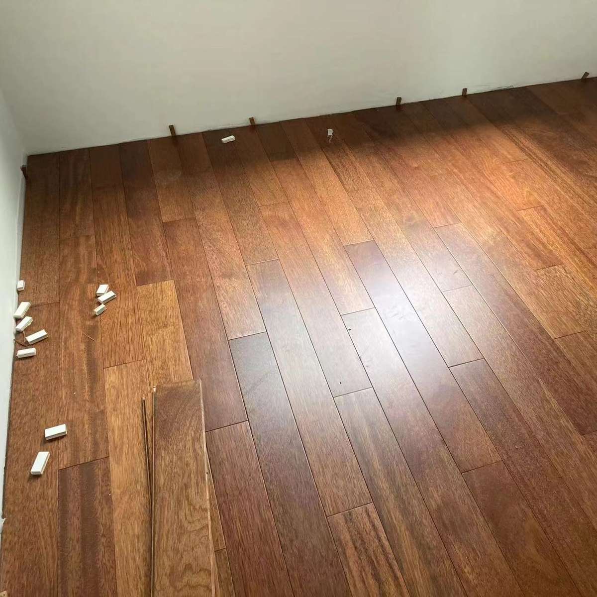 印尼菠蘿格二手純實(shí)木翻新地暖地?zé)岬匕遘崆涯经h(huán)保防腐人字拼工裝