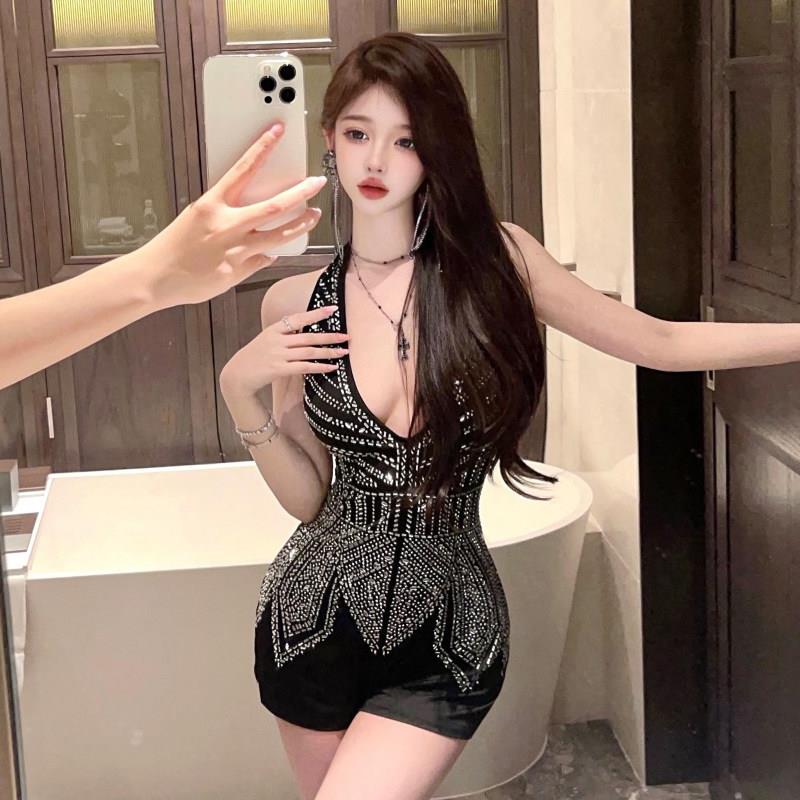 欧美性感深低胸黑色挂颈小心机辣妹露背绑带烫钻字包臀连身裤潮
