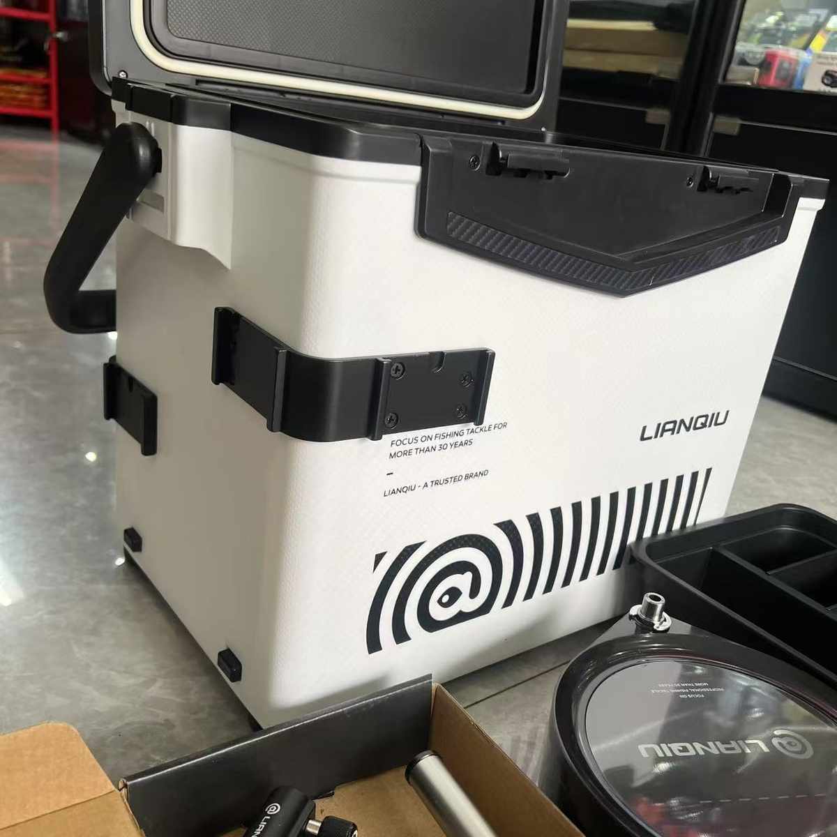 连球钓箱 LQ2100平盖蜂窝碳纤纹新款21升全套多功能超轻超轻超硬