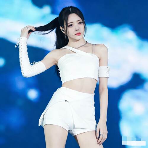 申有娜同款白色打歌演出服韩国ITZY女团酒吧舞台套装jazz吊带辣妹