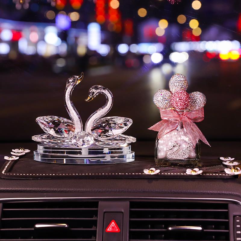 高档2024新款天汽车摆件高端上鹅档次网车内饰品女红士中台控车载