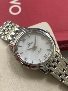 [9.8新]欧米茄碟飞手表女款贝母表盘石英女表424.10.24.60.05.001