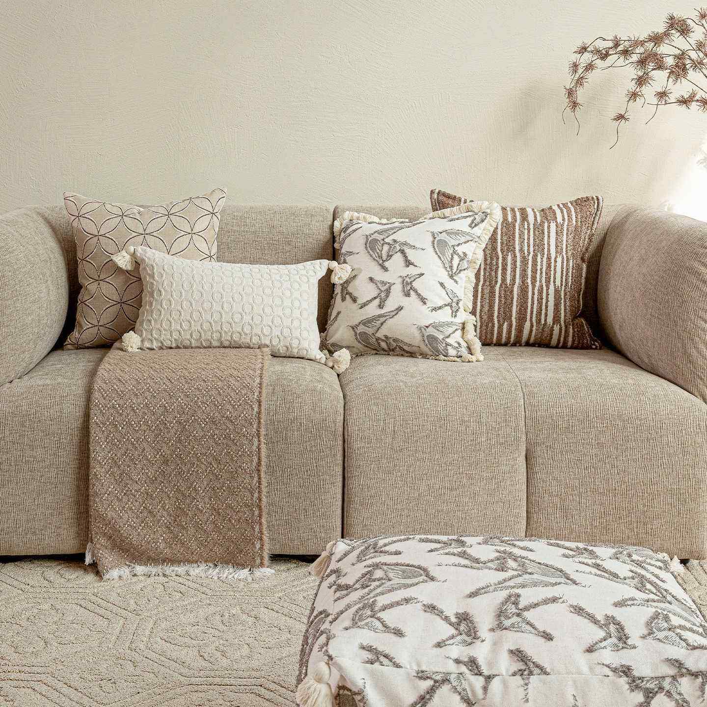 燕语呢喃抱枕套米咖色中古风沙发靠枕剪花燕子靠垫氛围感软装腰枕