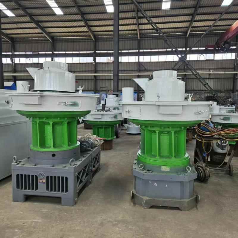 热卖锯末木屑制粒机器 生物质材料环模造粒机 立式生物质颗粒成型