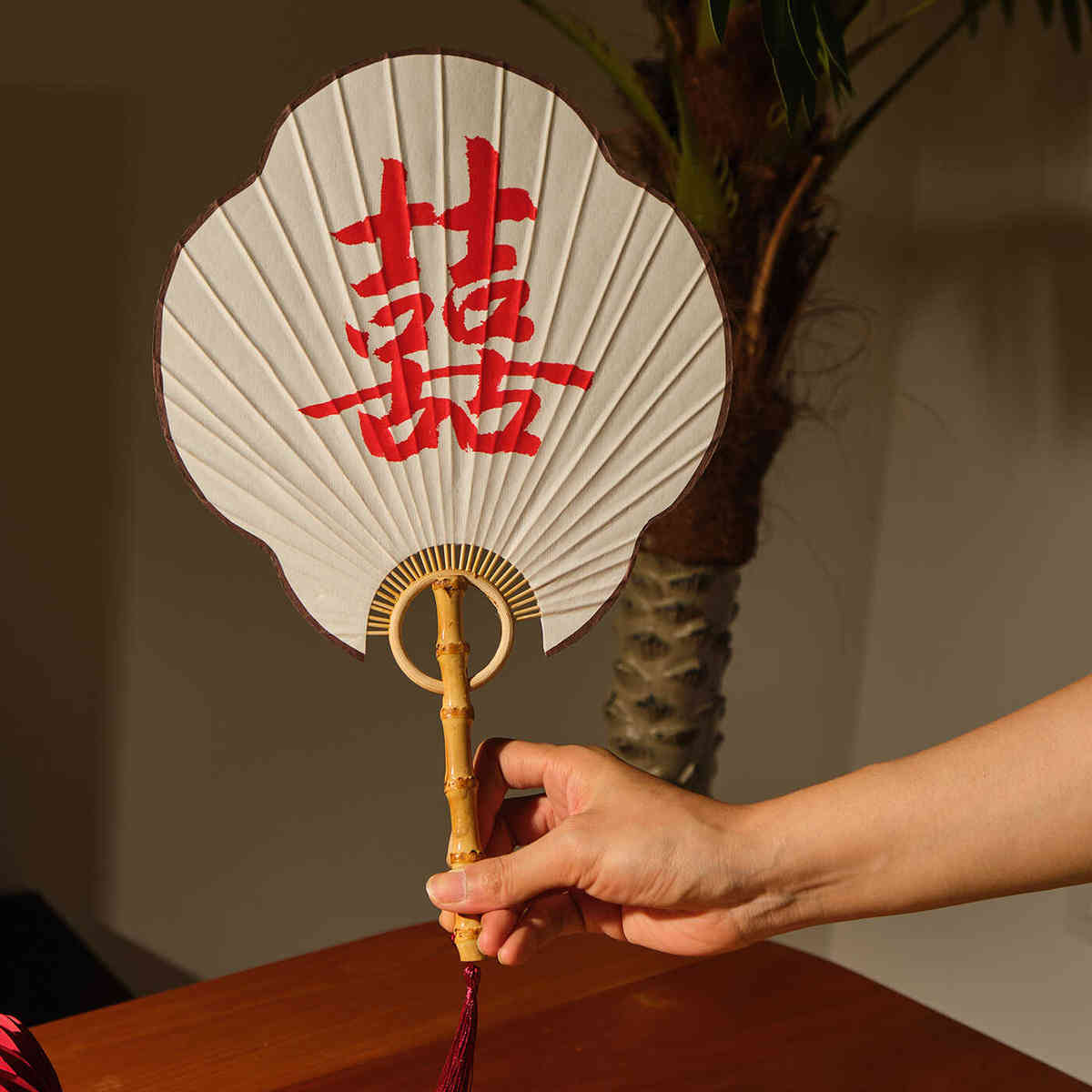 洒金红色团扇女复古风汉服竹扇流苏宫扇结婚新娘晨袍伴娘拍照道具