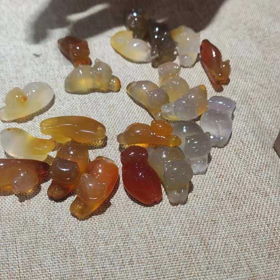 天然一口糖俏色玛瑙趴趴猫吊坠中式玉髓时尚如意情侣男女锁骨玉石