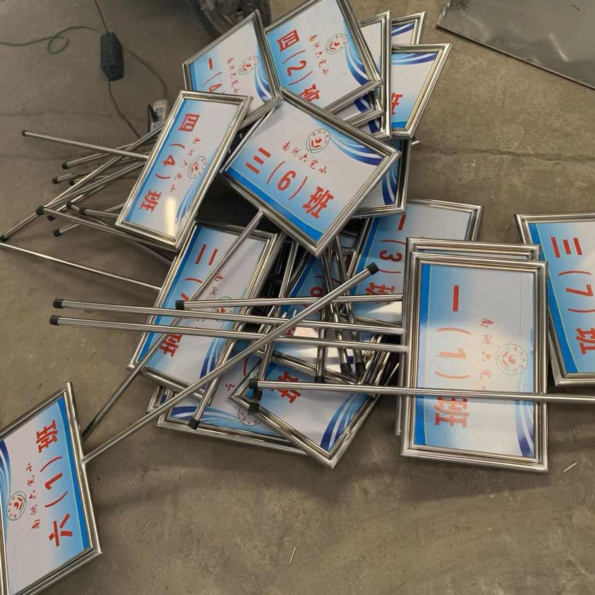 不锈钢校队牌手举牌运动会指示牌接送牌比赛手举花草牌提示宣传栏