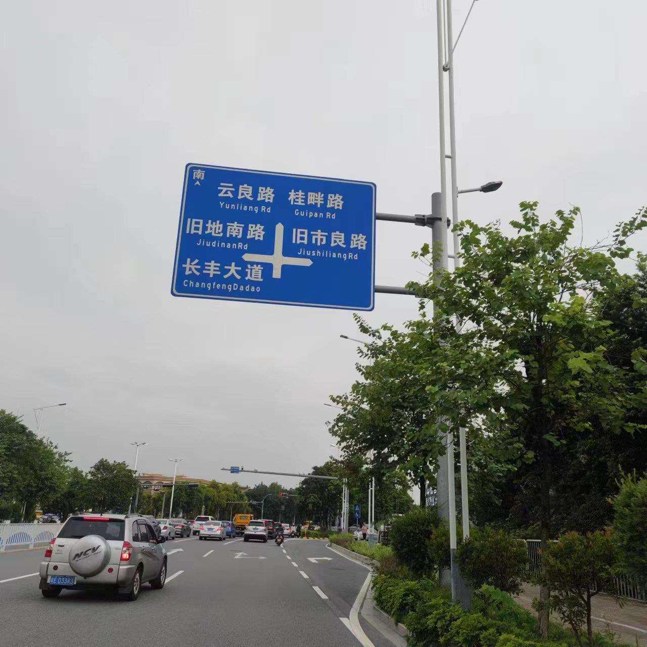 热镀锌双悬臂杆道路交通安全标志杆 交通指示牌F杆双悬臂生产厂家