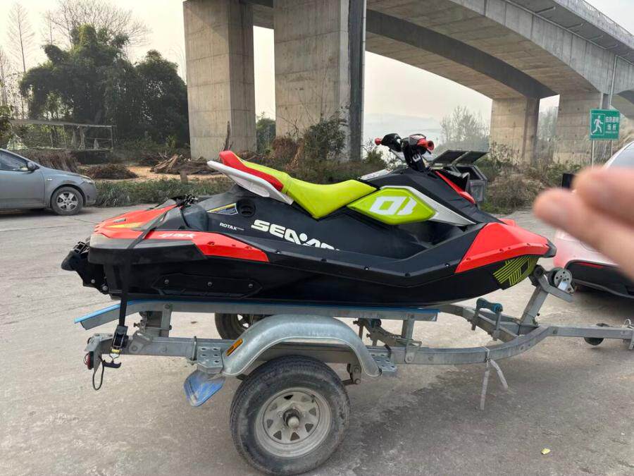 20年庞巴迪火花摩托艇使用80小时