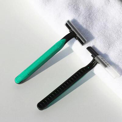 Disposable manual razor, portable for men's travel, made of