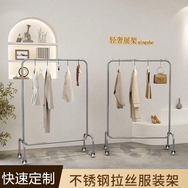 服装店展示架不锈钢落地式中岛挂衣杆女装店拉丝银带轮陈列晾衣架 - 实物图