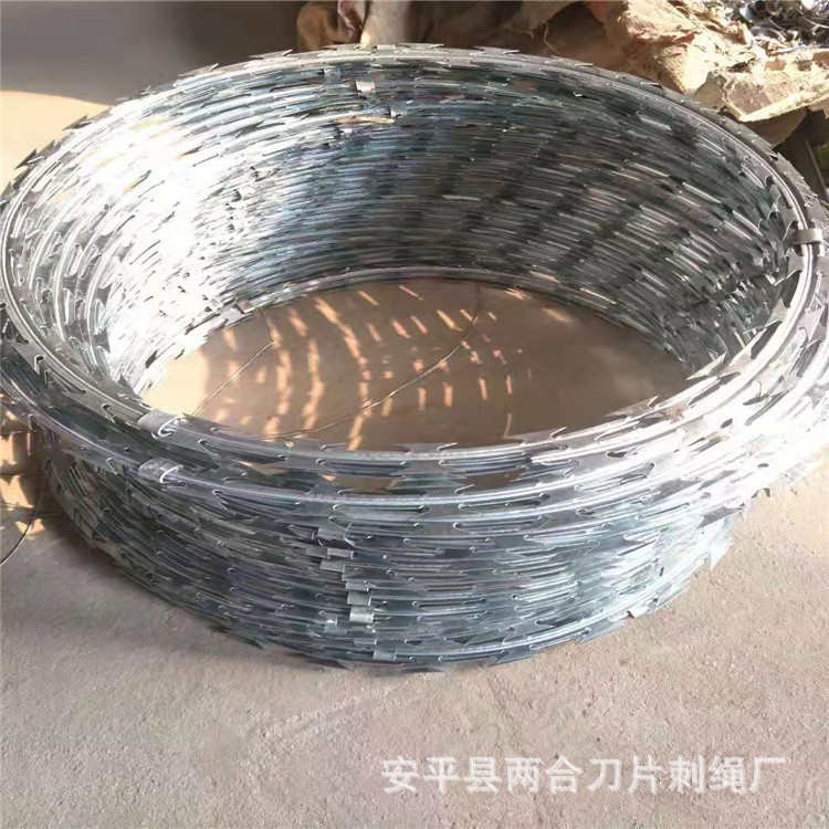 不锈钢直条镀锌刺网品字型刀片刺绳焊接刀片刺绳