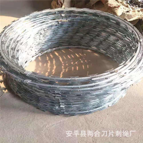 不锈钢直条镀锌刺网品字型刀片刺绳焊接刀片刺绳