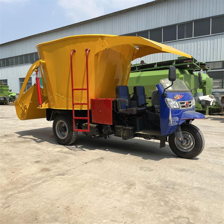 养殖场电瓶动力喂料车双侧出料小型三轮撒料车3方容量送草投料机