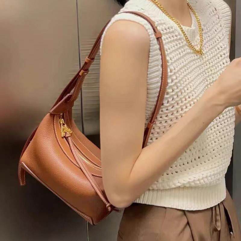 高级感轻奢小众风筝便当袋女2025新款单肩斜挎包中古法棍腋下包女