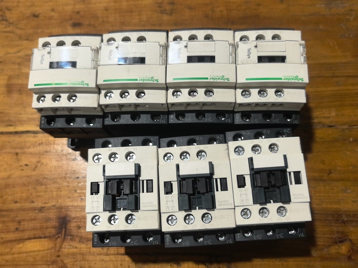 施耐德交流接触器，没用过，无包装，LC1D18...C，22