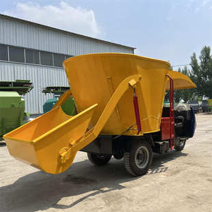 自走养殖场喂料车 养牛场饲料三轮撒料车 100头牛双侧出料投喂车