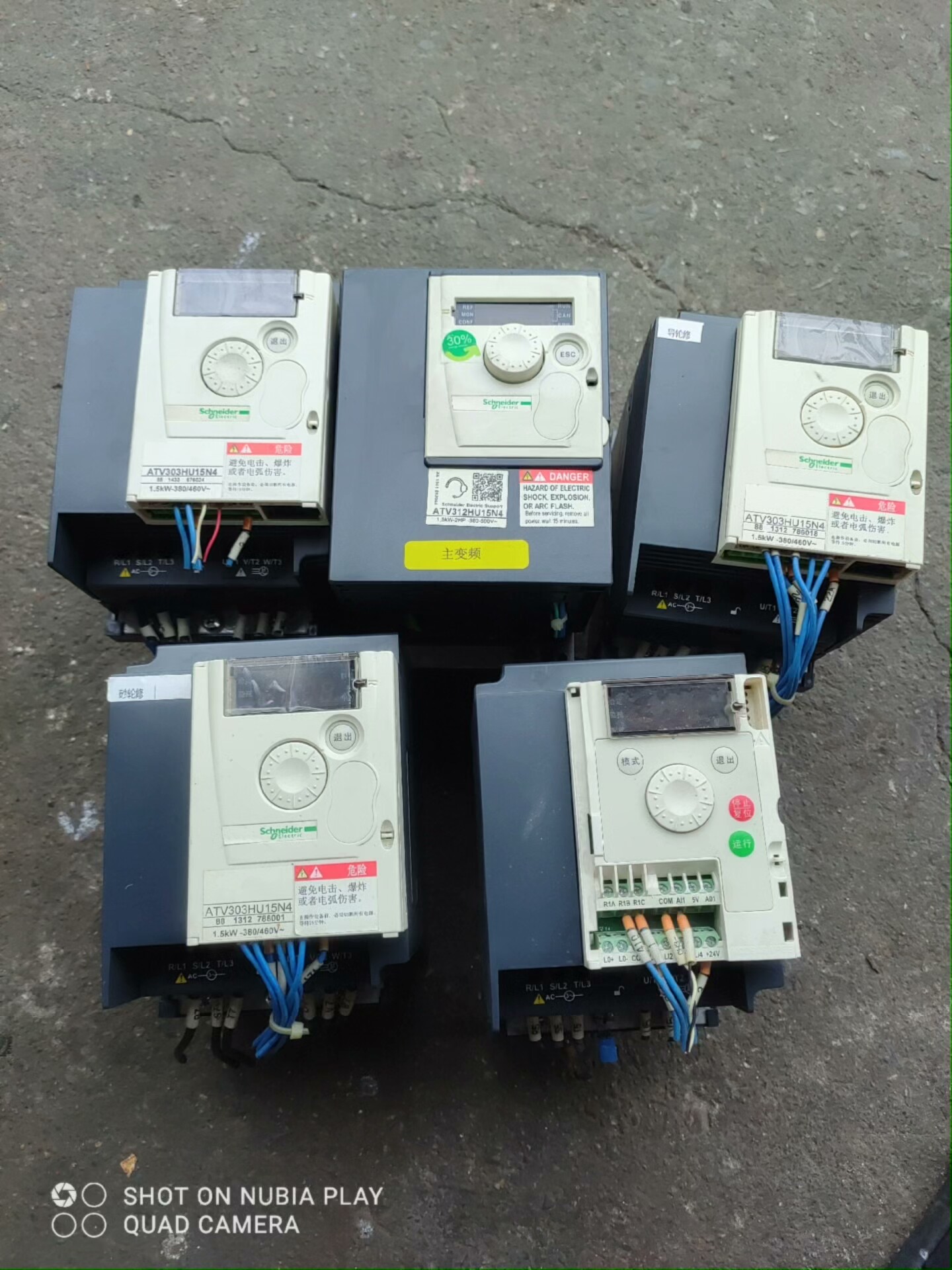 施耐德ATV303HU15N4变频器1.5KW4台