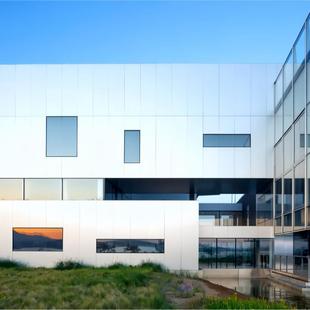 镜面铝板厂家供应氧化铝板反光建筑铝板吊顶幕墙装饰阳极氧化铝板