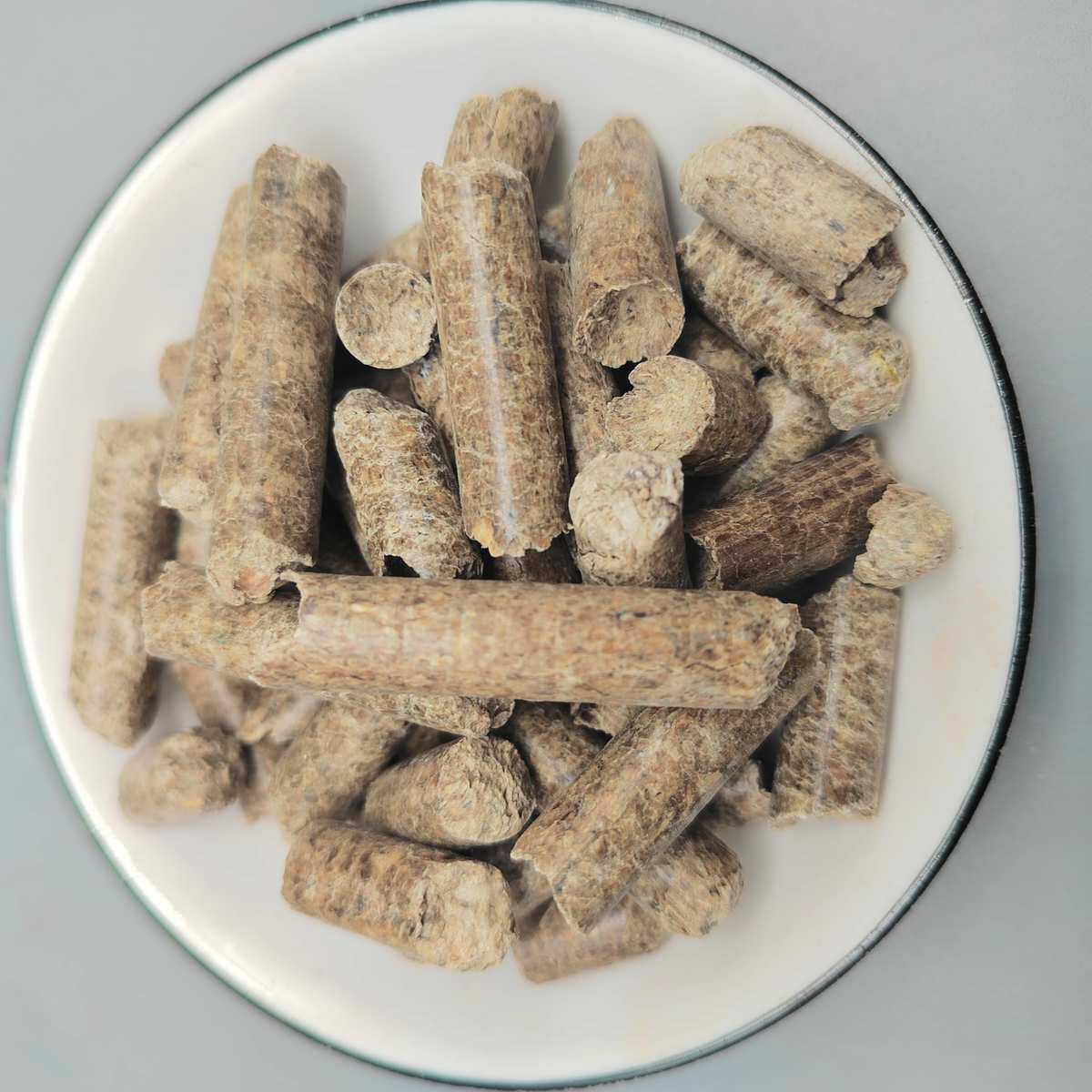 现货生物质耐燃烧木质颗粒锅炉燃料 取暖炉木颗粒灰分低不结焦