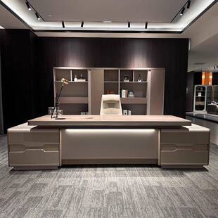 2025年新款高档大气老板桌轻奢总裁办公桌董事长办公室大班台带灯