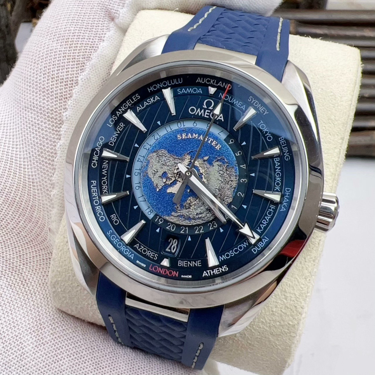 盒证9.8新欧米茄海马世界时自动机械手表男表220.12.43.22.03.001