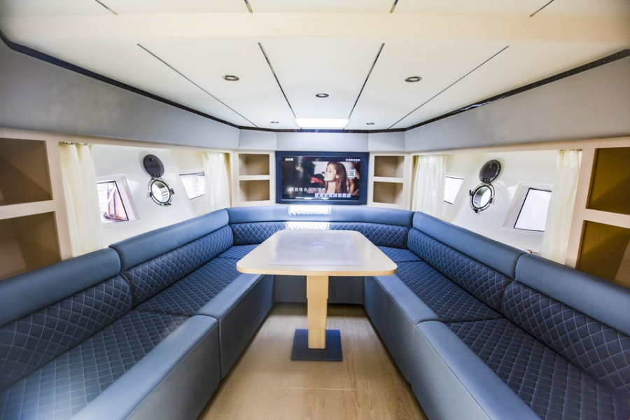 游艇天域三类38尺运动艇长11.44米，宽3.65米CCS三类，荷载12人