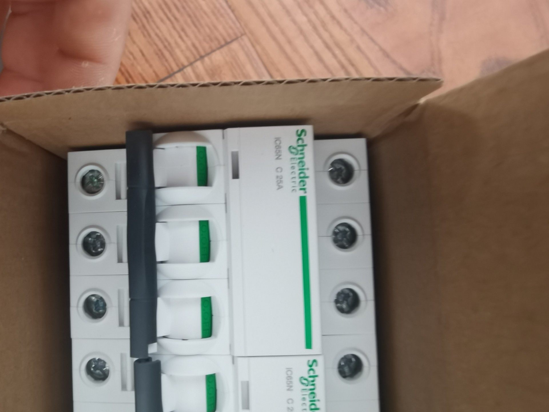 全新原装正品施耐德小型断路器iC65N  3P  C 25A