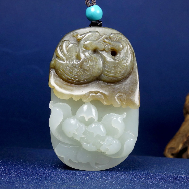 W一元起拍保真新疆和田玉白玉天地色苏工俏色巧雕鸳鸯吊坠43.82g