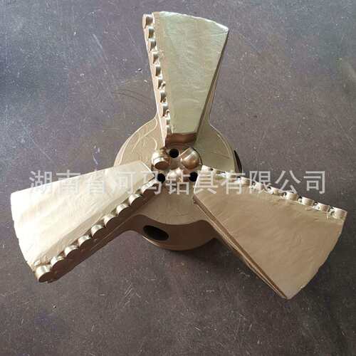 300mm三叶三翼内凹复合片无芯超硬矿山水井金刚石钻头厂家直销