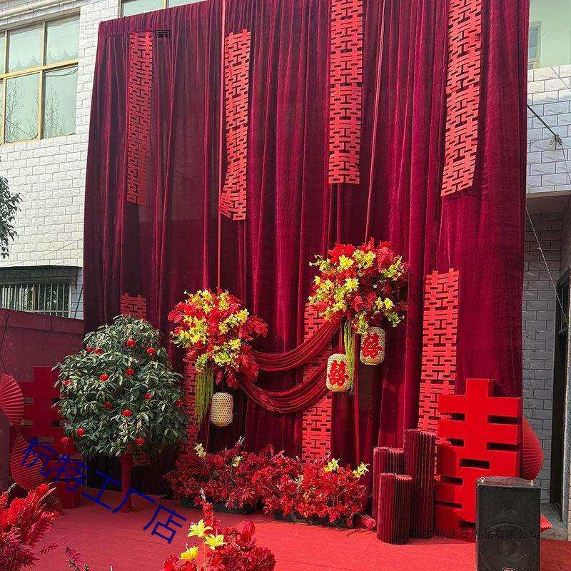 婚庆金丝绒红色布幔背景布置农家小院挑高复古中式婚礼庭院风舞台