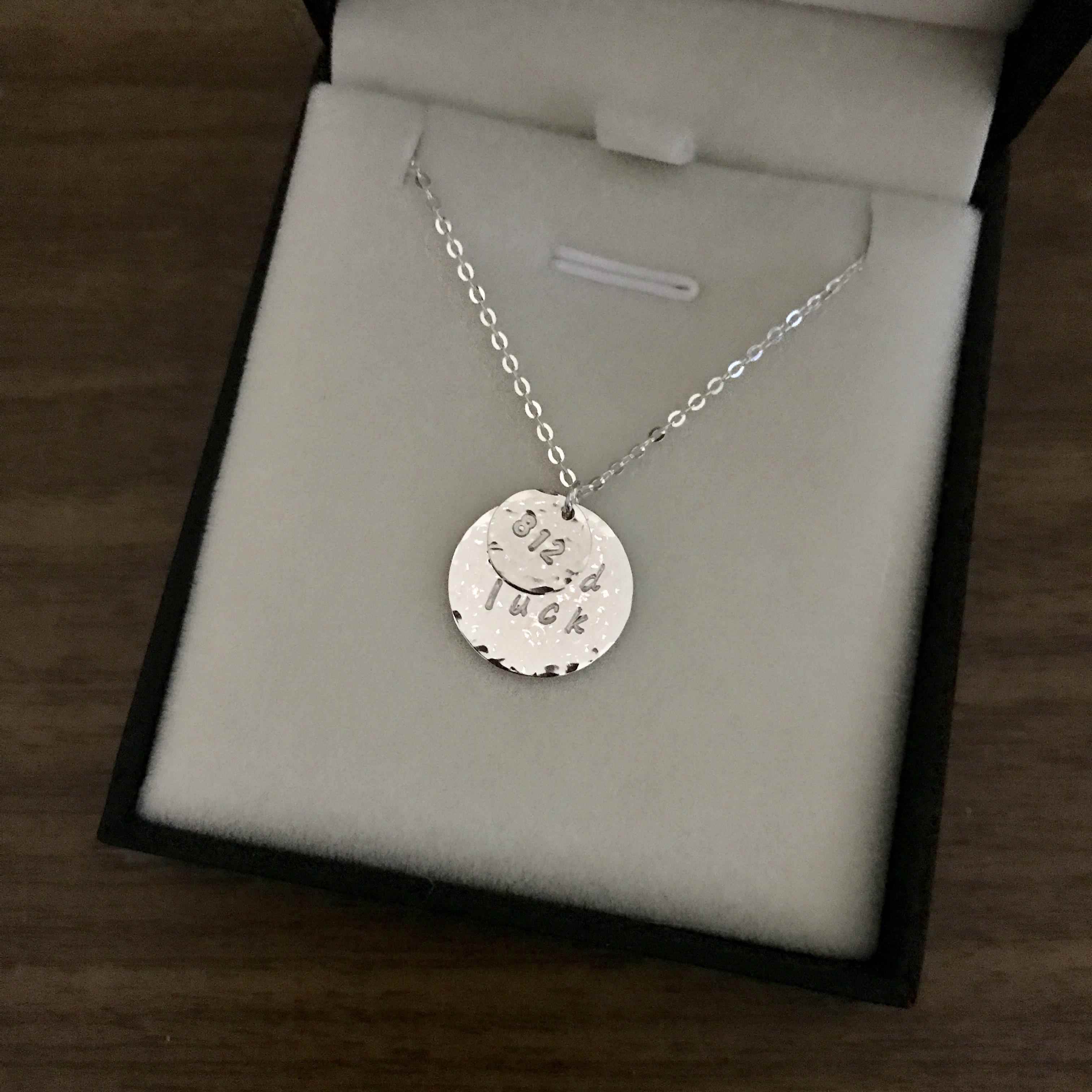 高档美「鱼说」字母刻双吊牌国14K包金s925字百银项链毛衣链时尚