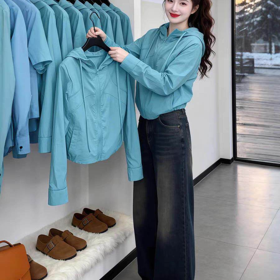 多巴胺湖蓝色轻薄长袖连帽防晒服女装2026夏季新款欧货时尚短外套