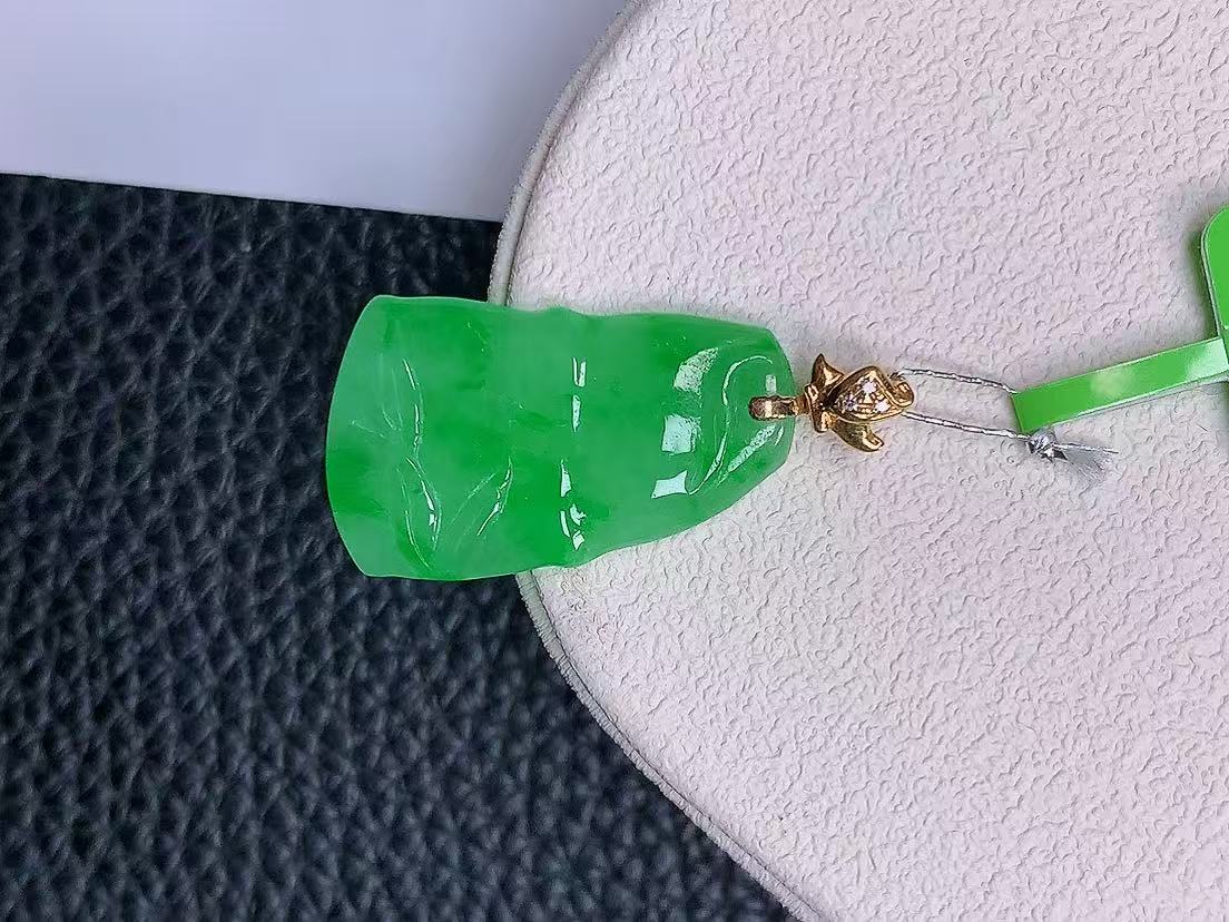 天然真品翡翠正品 水润细腻气质18k金镶嵌冰阳绿满阳色竹节吊坠