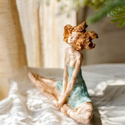 维纳斯之城少女摆件创意树脂样板房客厅人物双腿盘坐可爱轻奢