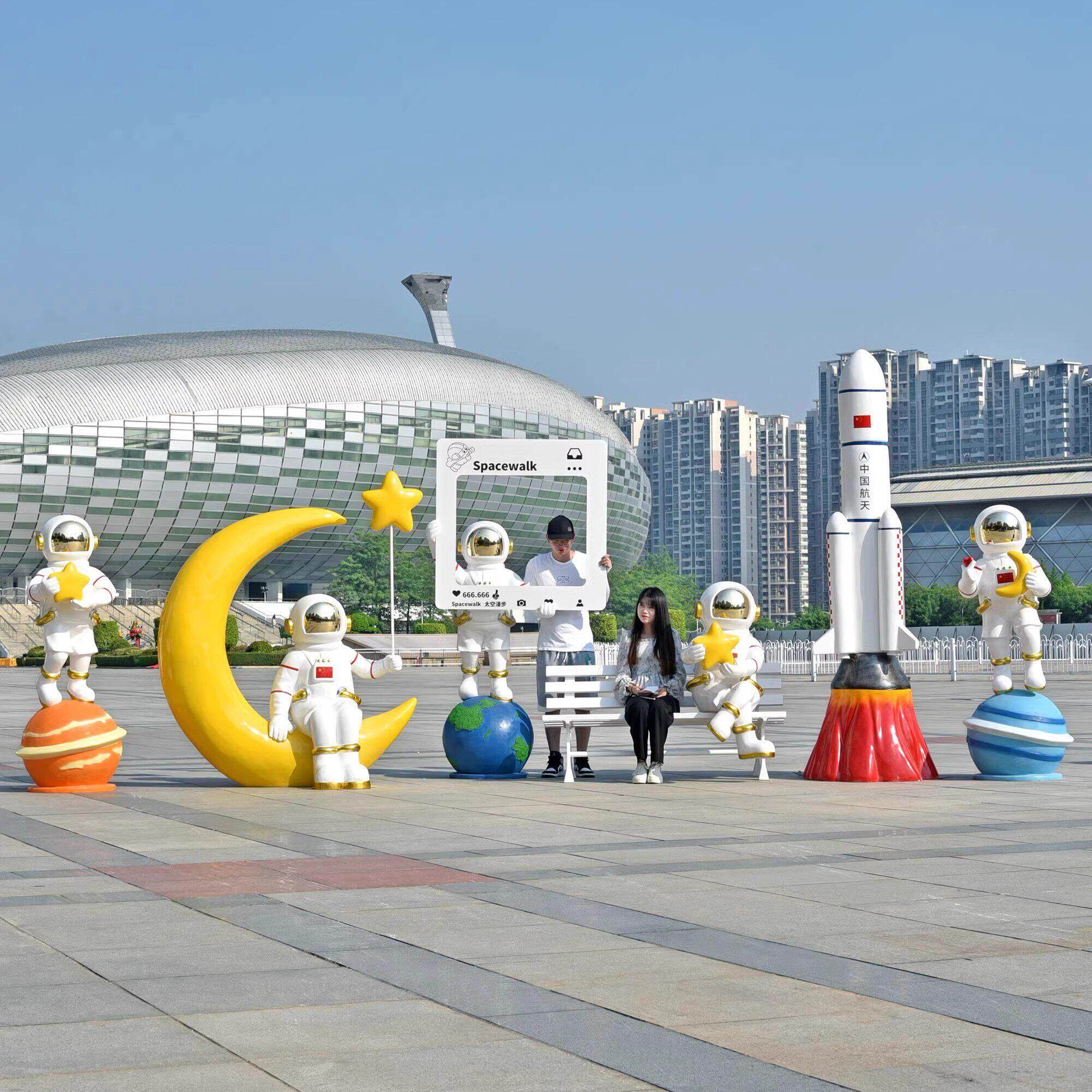 宇航员太空人玻璃钢雕塑科技馆航天模型商场景区打卡景观装饰摆