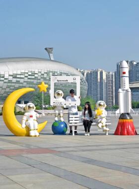 宇航员太空人玻璃钢雕塑科技馆航天模型商场景区打卡景观装饰摆