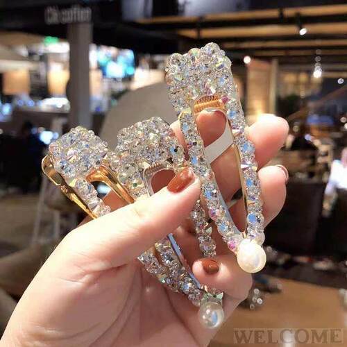 women's hair clips clenched their crystal pearl clips at