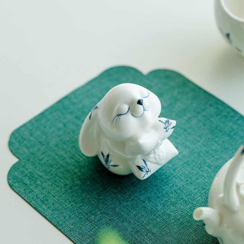迷你手绘陶瓷蝴蝶兰兔茶宠摆件家用造景茶玩桌面装饰城市文旅礼品