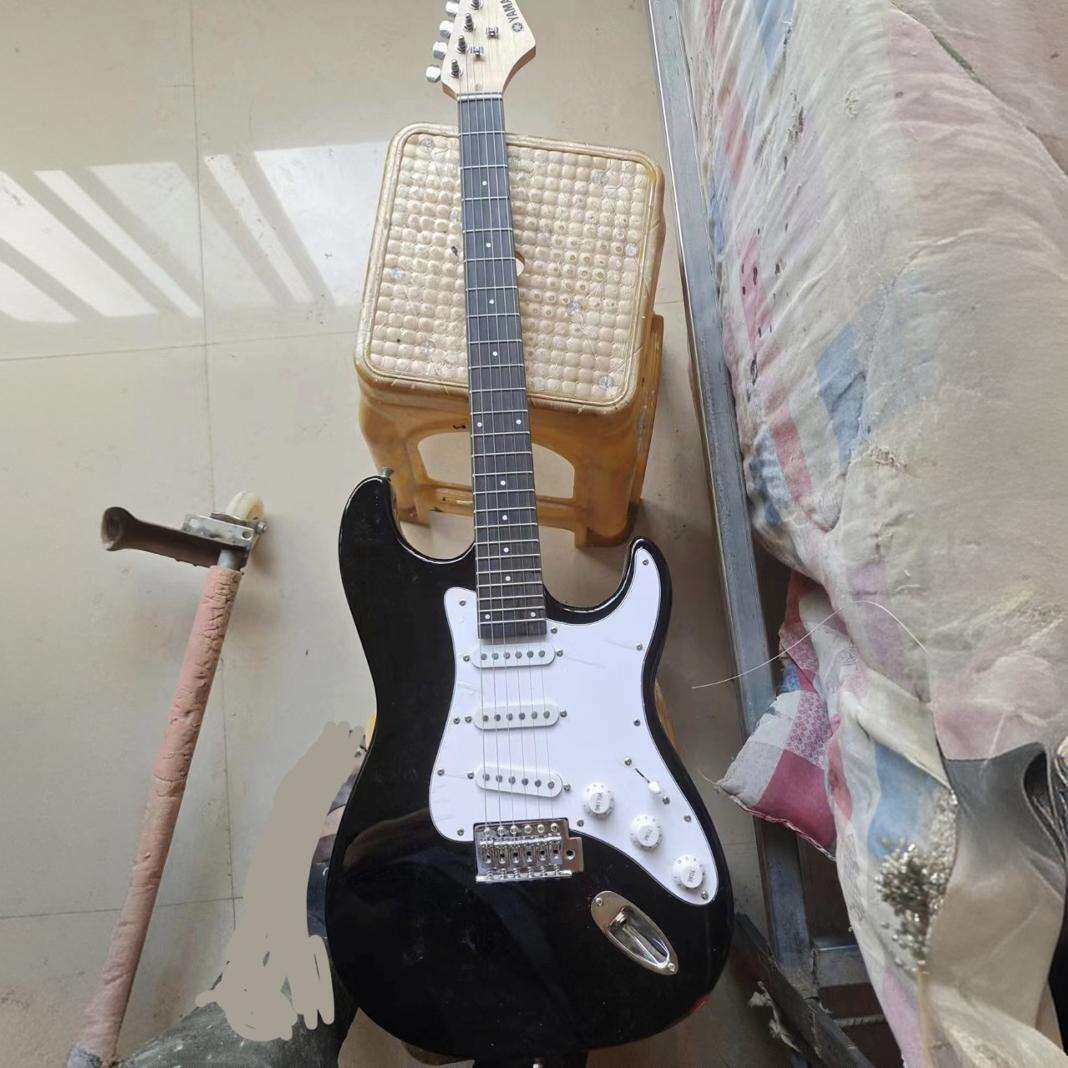 厂家ST电吉他初学者黑白色男女生通用摇滚电音演出吉他潮流