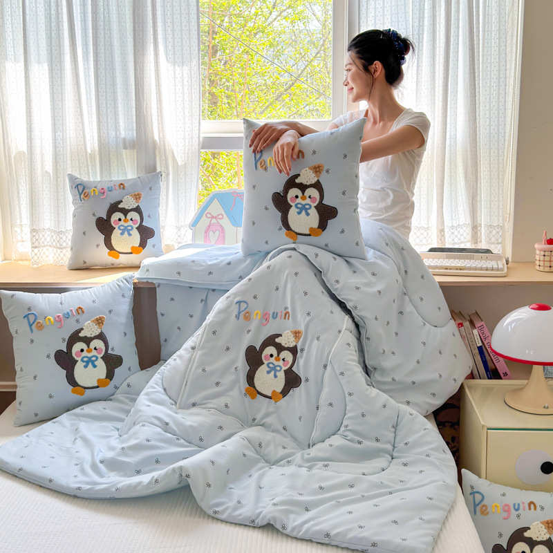 针织双层纱刺绣抱枕被子二合一  卡通车载抱枕被空调被盖毯披肩毯