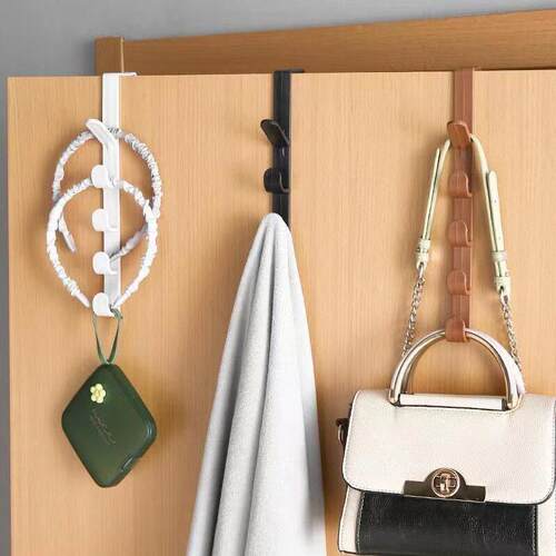 Hang a clothes hanger on the bedroom door卧室门上挂衣架