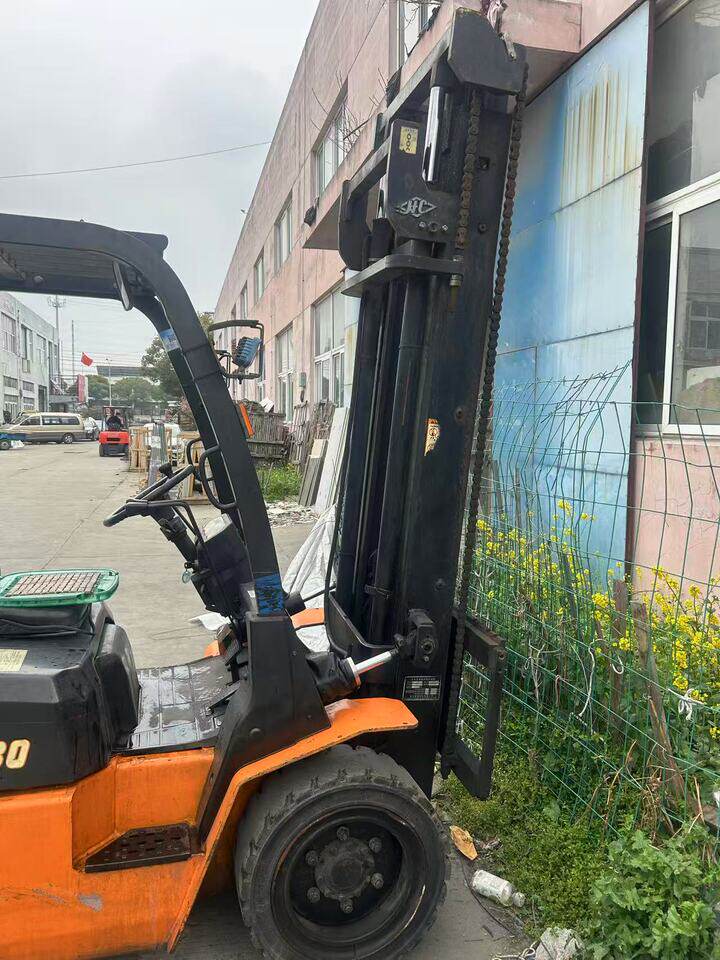 4月8日苏州委托-资产处置杭州叉车一台,载重3吨,起升4米,搭配尼桑发动机,正常使用网络拍卖公告