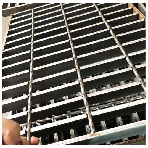 齿形对插钢格板平台客机防滑楼梯踏步镀锌网格板厂家电厂重型楼梯